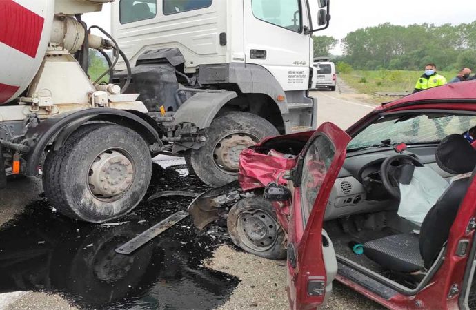 Kastamonu’da beton mikseriyle hafif ticari araç çarpıştı: 1 ölü