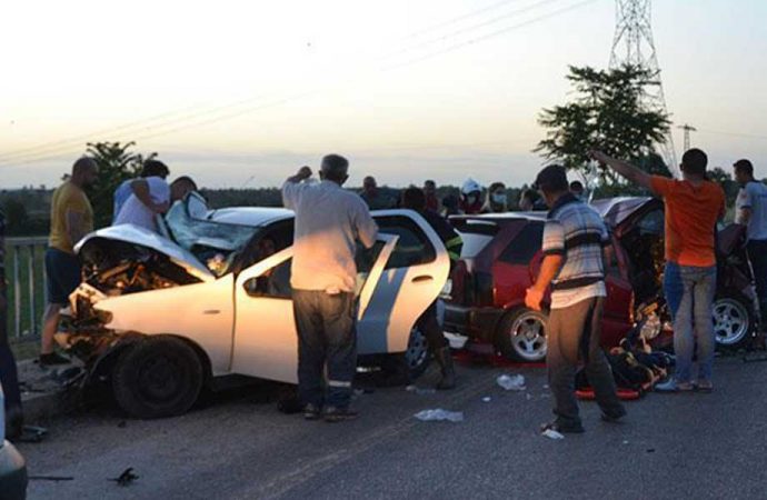 Çanakkale’de iki otomobil kafa kafaya çarpıştı! 3 ölü, 4 yaralı