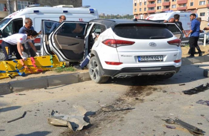 Hakkari’de otomobil ile hafif ticari araç çarpıştı: 9 yaralı