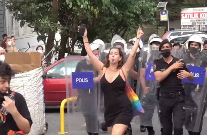 Madonna, İstanbul’daki Onur Yürüyüşü’nü paylaştı polisleri sordu