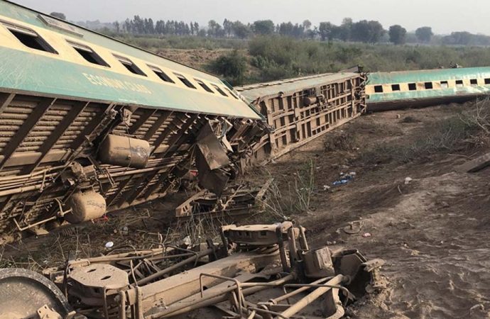 Pakistan’da tren kazası: Çok sayıda ölü ve yaralı var