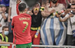 EURO 2020’ye Coca Cola damgası: Bu sefer Ronaldo’ya fırlatıldı
