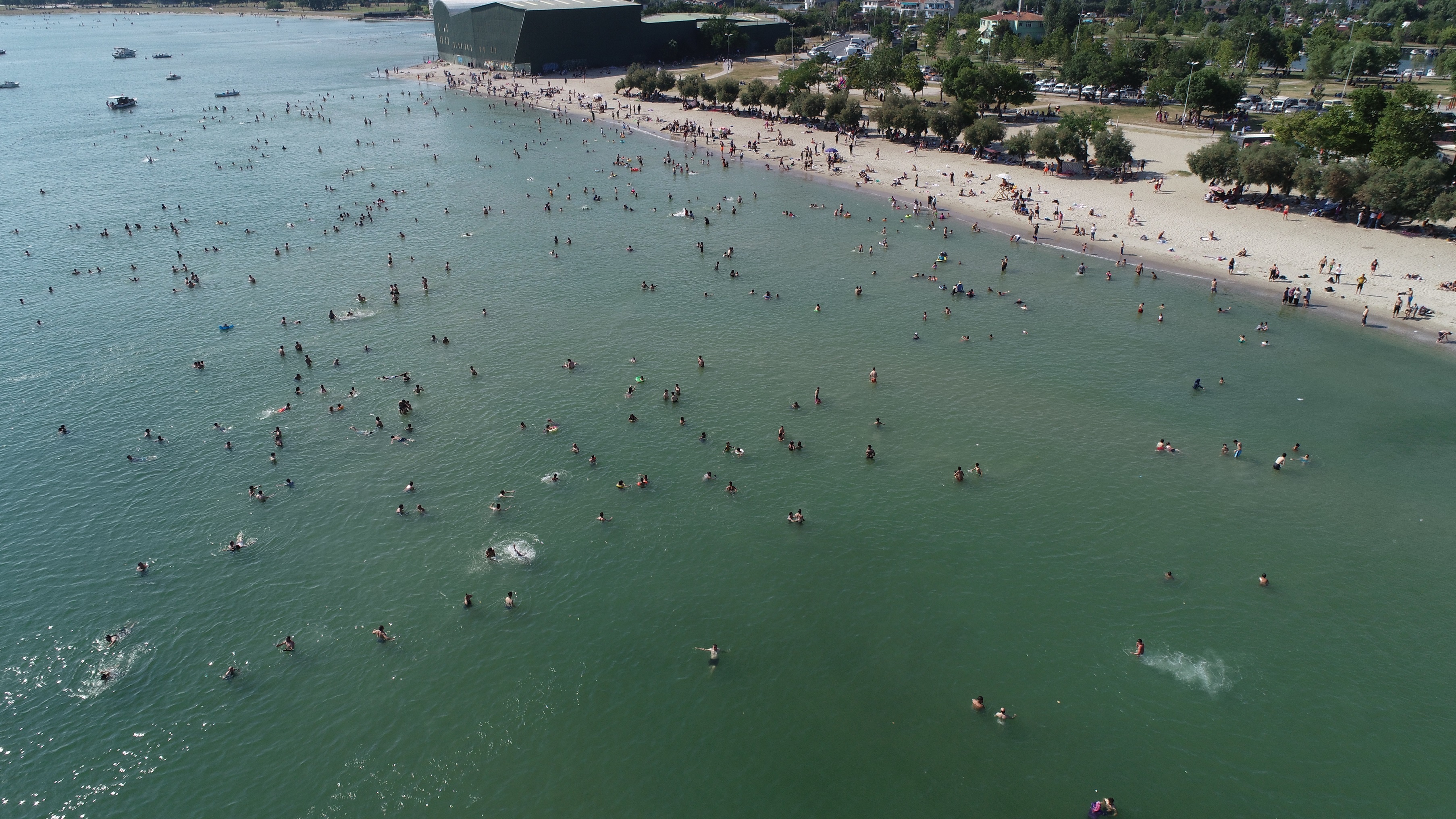 Menekşe Plajı’nda en kalabalık günlerden biri yaşandı
