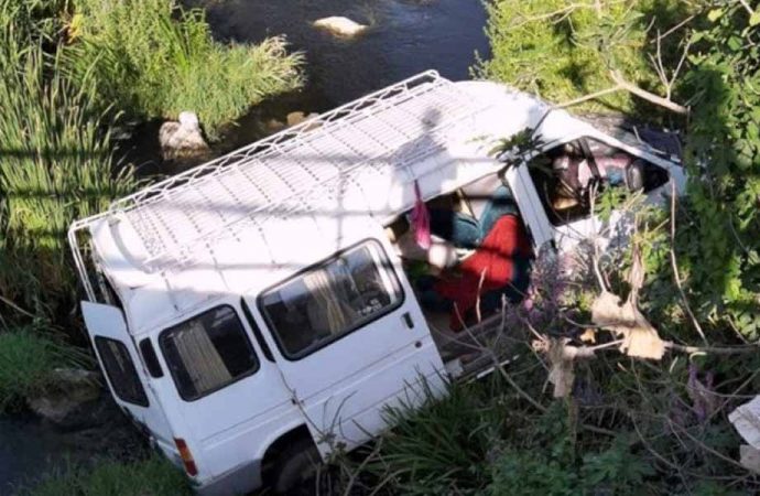 Bursa’da mevsimlik işçileri taşıyan minibüs dereye uçtu: 6 yaralı