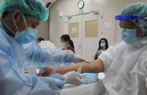 Tam aşılı sağlık çalışanlarının öldüğü Endonezya’da 3. doz çağrısı