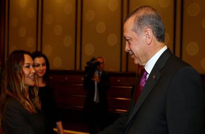 İddia: AKP, belediye başkanlığı için Hülya Avşar’la görüştü
