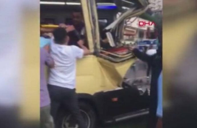 İstanbul’da minibüs kaza yaptı, çok sayıda yaralı var