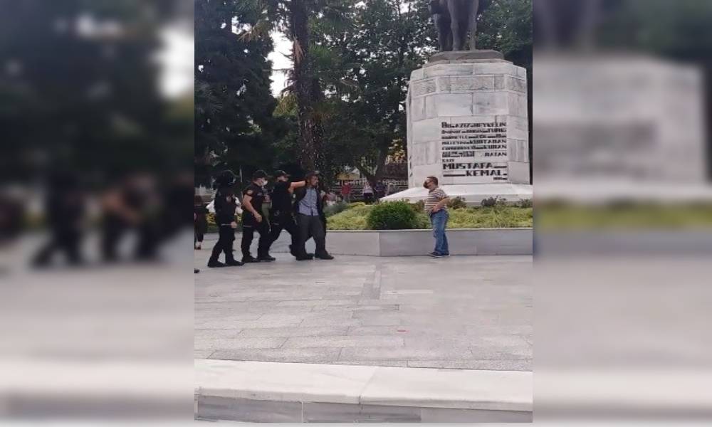 Atatürk heykeline çekiçle saldırı