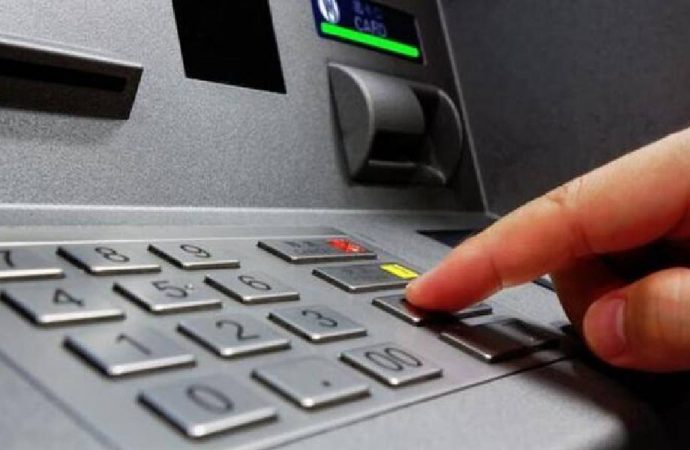 ATM’de 18 bin lira buldu, parayı isteyenden arkadaşları sayesinde kurtuldu