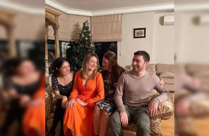 Garipoğlu ailesinin poz verdiği koltukta Münevver Karabulut’un kanı var