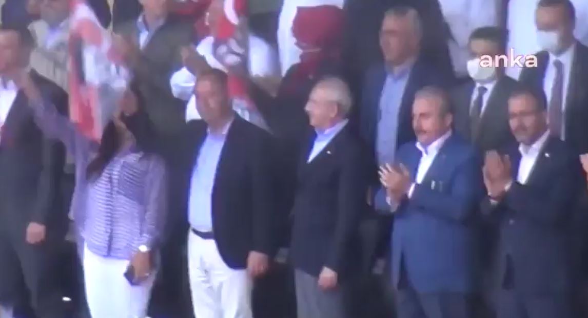 Meclis Başkanı ve AKP’liler Atatürklü Türk bayraklarını sallamadı