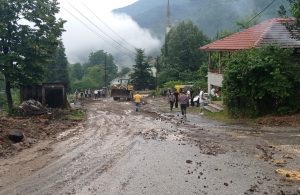 Düzce’de yoğun yağış nedeniyle dereler taştı, köy yolları ulaşıma kapandı