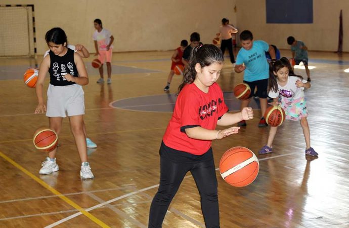 Genç basketbolculara formalar Başkan Türkyılmaz’dan