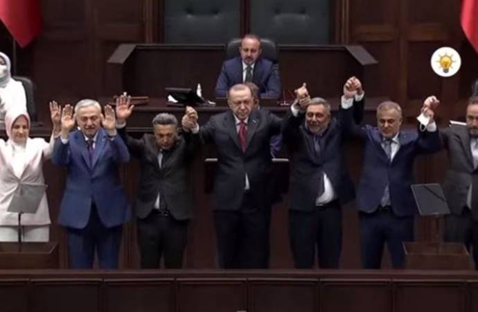 Saadet’ten istifa eden iki belediye başkanı AKP’ye geçti