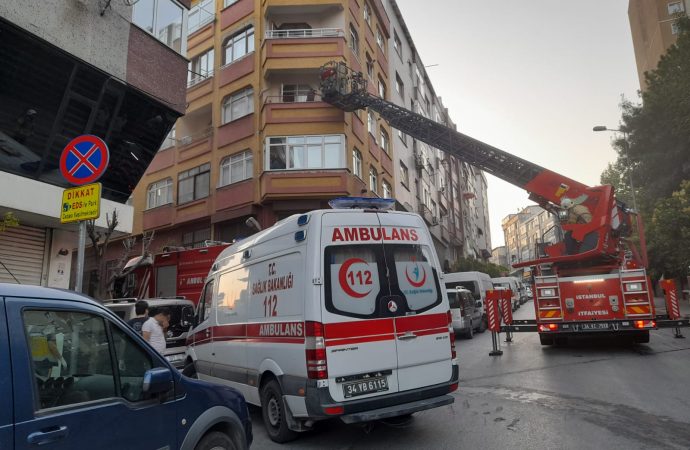 Zeytinburnu’nda 5 katlı binada yangın