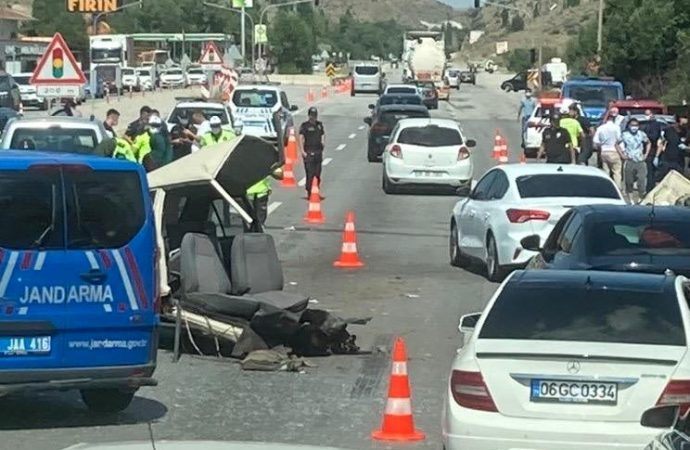 Zincirleme kazada ikiye bölünen otomobilin sürücüsü öldü, 10 kişi yaralı
