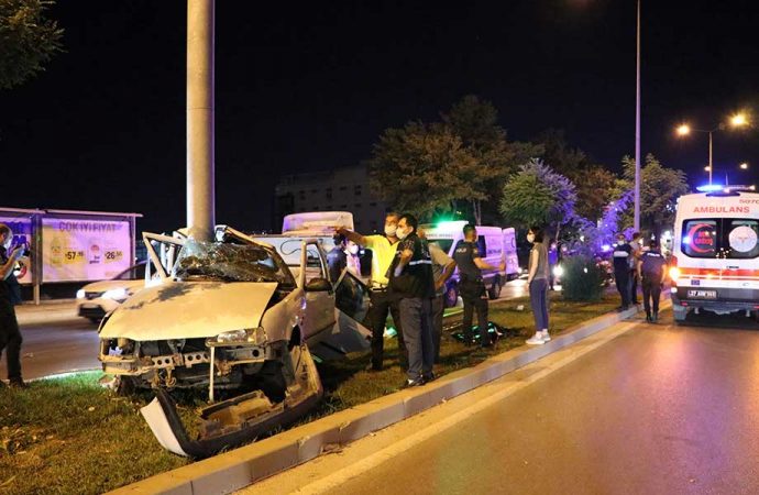 Gaziantep’te direğe çarpan otomobil sürücüsü hayatını kaybetti