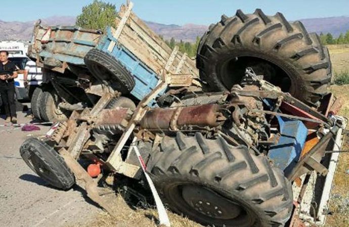 Tarım işçilerini taşıyan traktör ile kamyon çarpıştı: Ölü ve yaralılar var