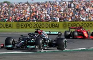 Verstappen’e kaza yaptırıp ceza alan Hamilton yarışı kazandı
