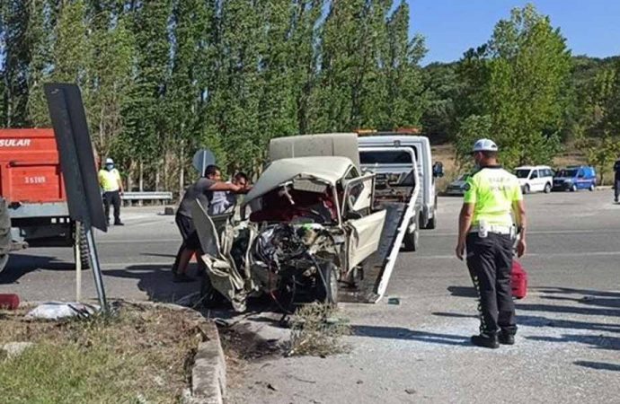 Çorum’da otomobil ile traktör çarpıştı: 3 ölü