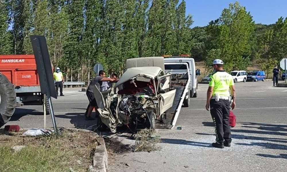 Çorum’da otomobil ile traktör çarpıştı: 3 ölü