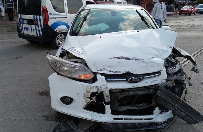 Adana’da otomobil ile kamyonet çarpıştı: 2 yaralı