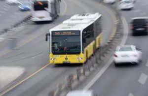 Metrobüs yoluna atlayan yayaya metrobüs çarptı: İki yaralı