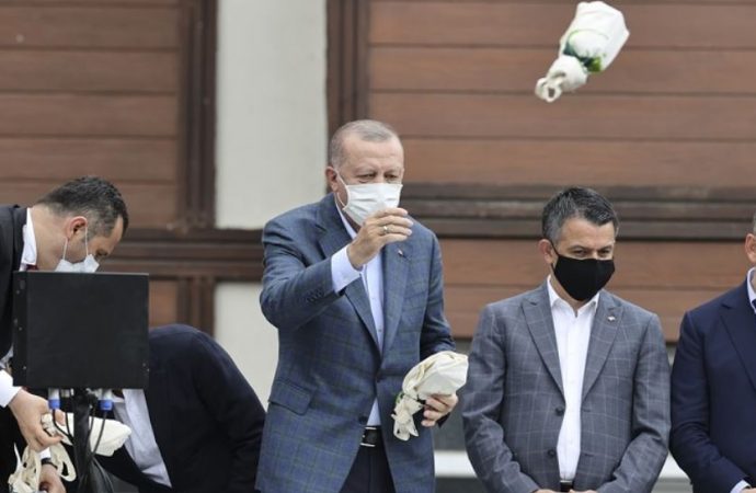 İşte Erdoğan’ın Rize’de vatandaşa fırlattığı çayın sırrı