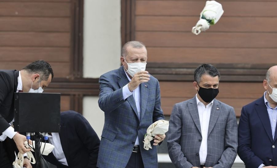 İşte Erdoğan’ın Rize’de vatandaşa fırlattığı çayın sırrı