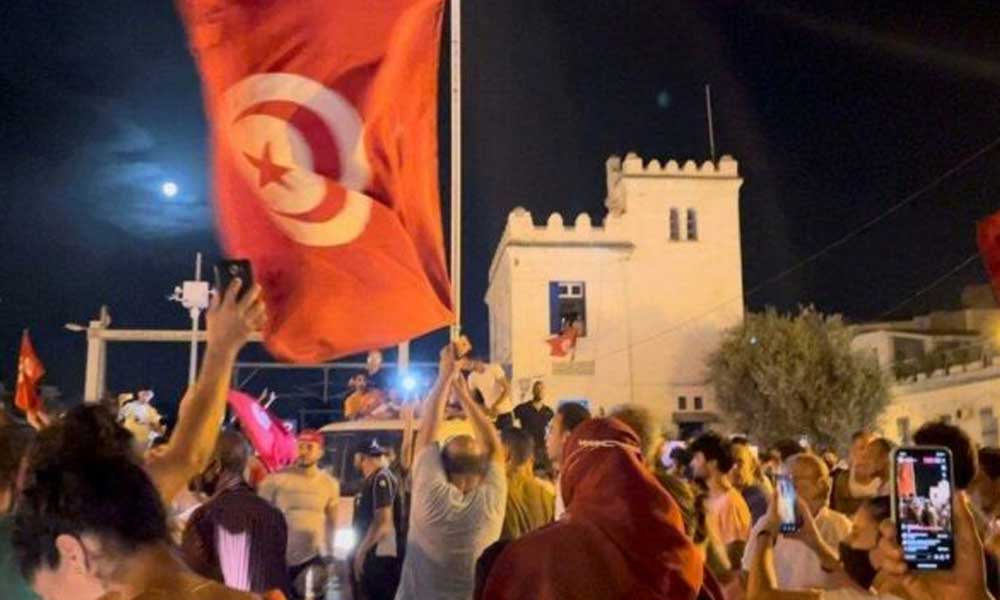 Tunus’ta bir aylık sokağa çıkma yasağı ilan edildi