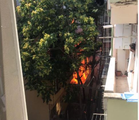 Fatih’te pazarcı tezgahlarının bulunduğu alanda yangın çıktı