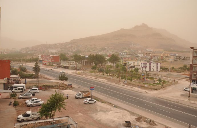 Suriye’den Mardin’e gelen toz bulutu hayatı olumsuz etkiledi