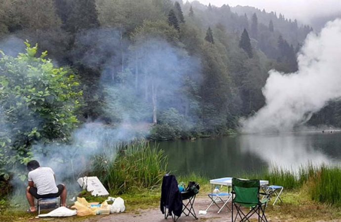 Karagöl Milli Parkı’nda piknikçiler mangal, gelin ve damat meşale yaktı