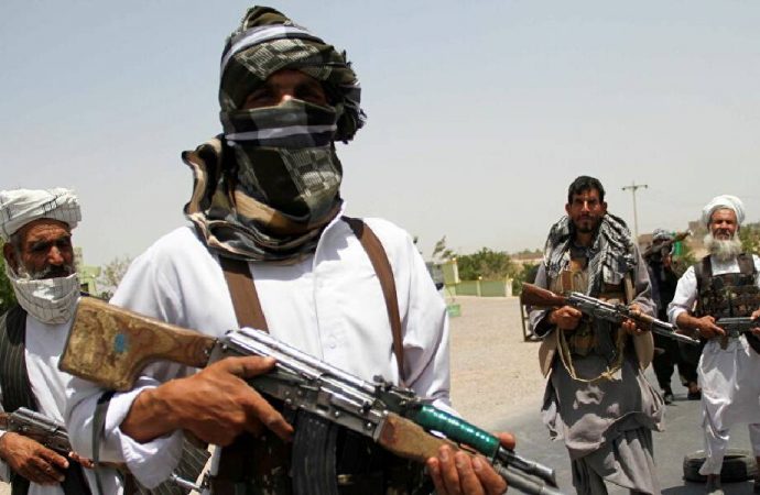 Taliban, savunma bakanının evine saldırı düzenledi