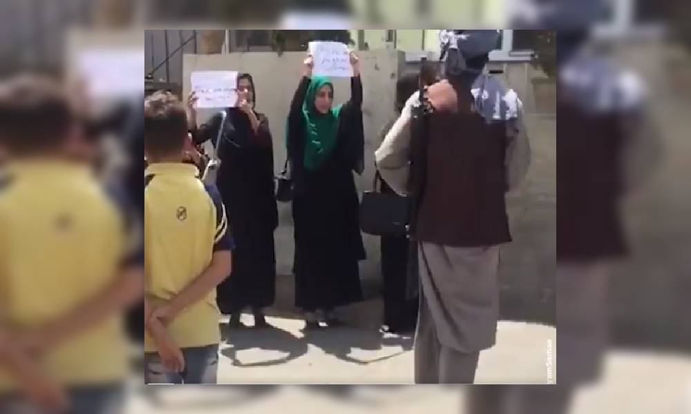 Afgan kadınlar Taliban’ı protesto etti