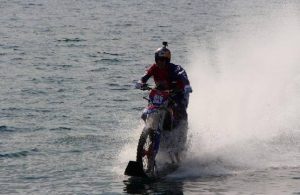 Bir ilk! İstanbul Boğazı’nı deniz üzerinden motorsikletle geçti