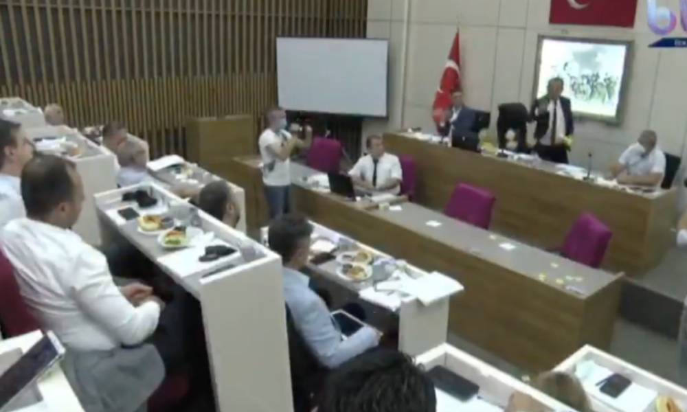 Bolu Belediye Başkanı Tanju Özcan AKP’li üyelere çay fırlattı