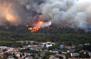 Yunanistan’da yangın: Yerleşim yerlerine ulaştı!