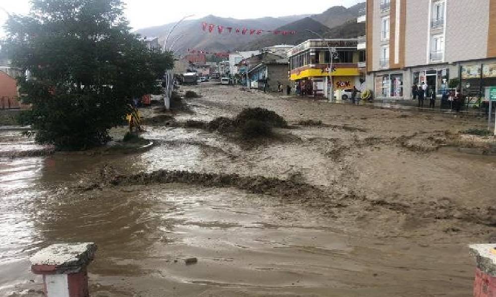 Van’daki sel felaketi sürüyor: Hakkari karayolu kapandı