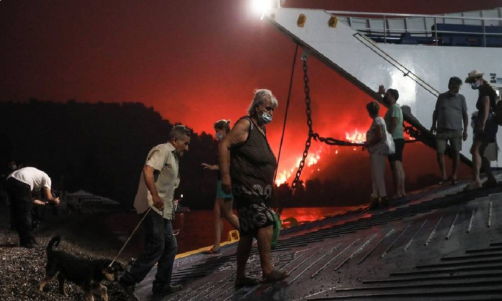 Yunanistan’da yangın: Tahliye gemisinden çekilen görüntüler gündem oldu