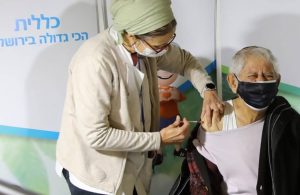 İsrail’de 50 yaş üstüne ve sağlık çalışanlarına üçüncü doz aşı için onay çıktı