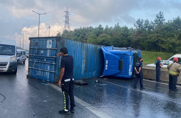 Sancaktepe TEM Bağlantı yolunda zincirleme trafik kazası: 5 yaralı