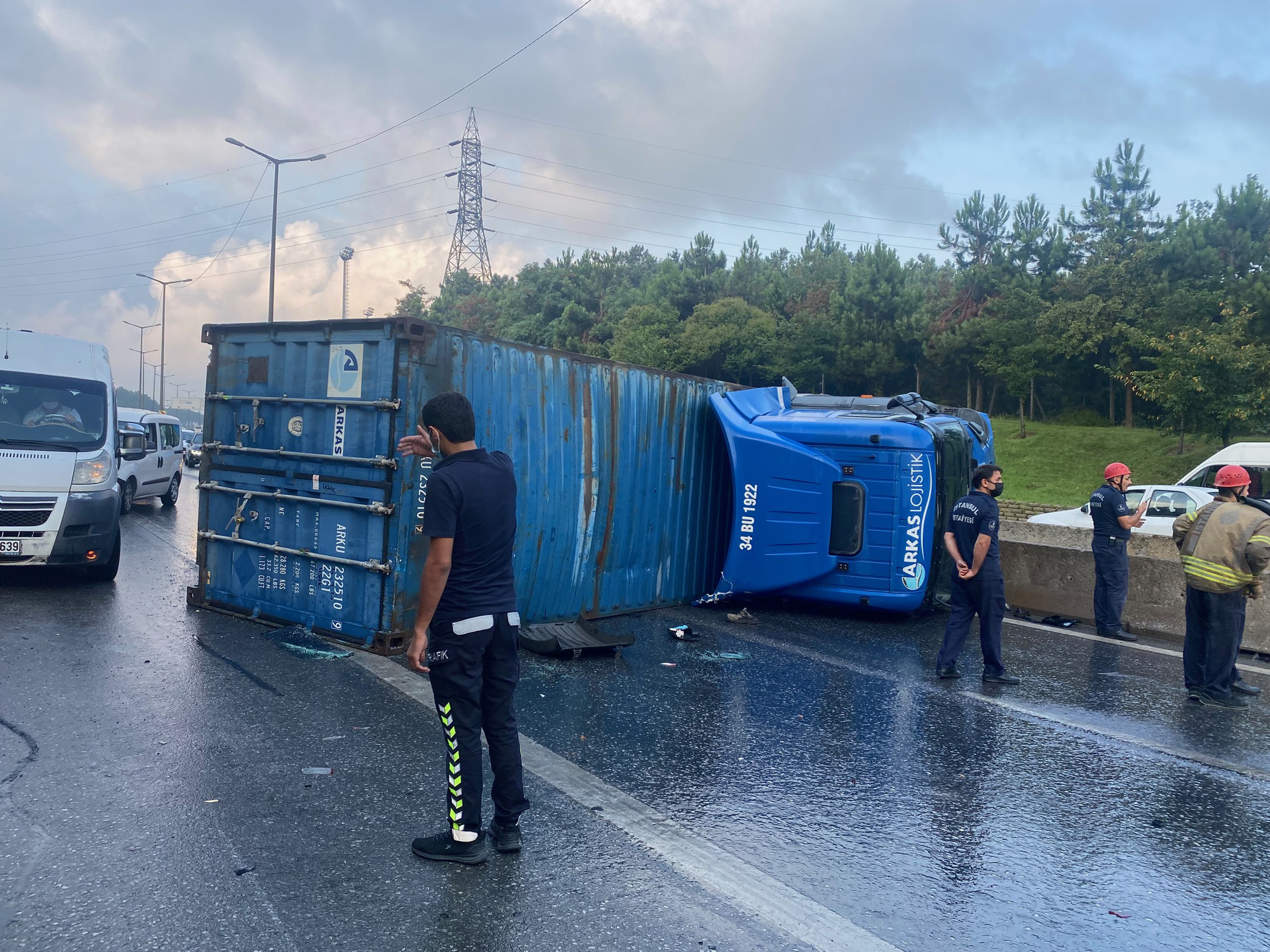 Sancaktepe TEM Bağlantı yolunda zincirleme trafik kazası: 5 yaralı