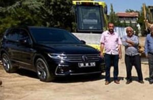 AKP’li başkan vergi ödemeden aldığı ‘AK’ plakalı otomobile kurban kesti