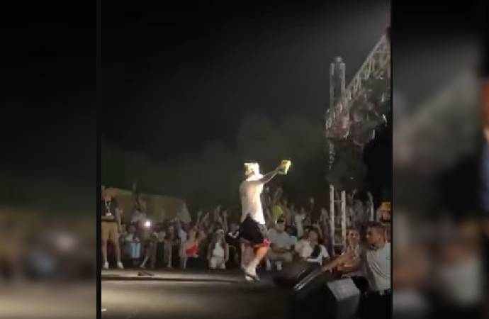 Rapçi Şehinşah konserde dinleyicilerine çay fırlattı