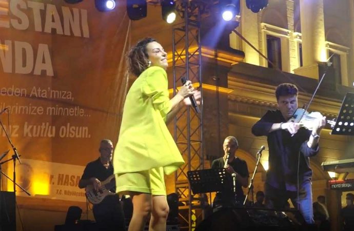 Fatma Turgut, İskender Paydaş ve Suat Suna, Ata Zafer Konseri’nde buluştu