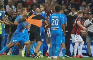 Fransa’da futbol sahası savaş alanına döndü! Nice taraftarı, Marsilyalı futbolculara tekme tokat saldırdı