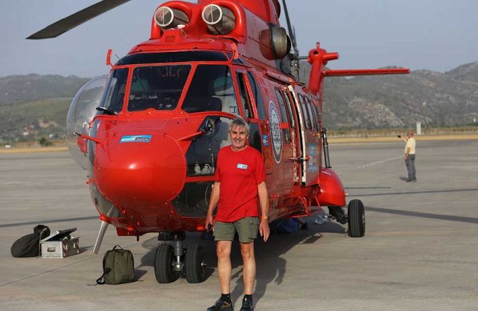 Büyükşehir’in kırmızı helikopteri alevlere 4 günde 322 kez su bıraktı