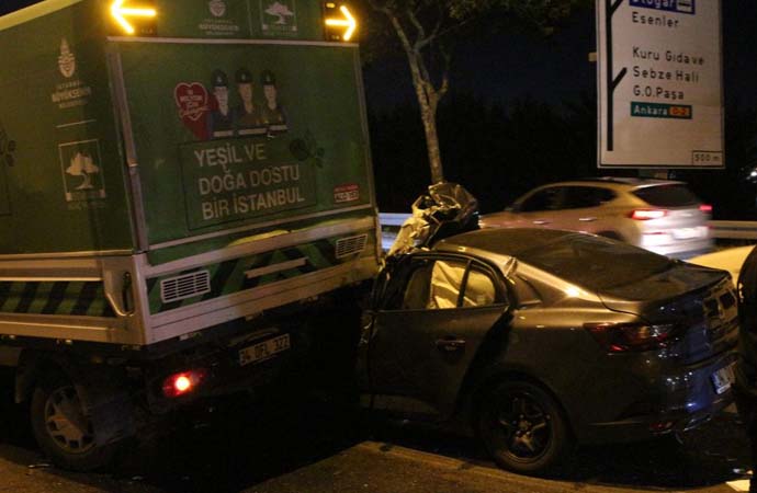 İBB’nin ağaç bakım aracına otomobil çarptı: 1’i ağır 5 yaralı