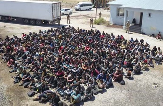 Van’da 264’ü Afganistan, 30’u Pakistan, 6’sı İran uyruklu 300 kaçak göçmen yakalandı